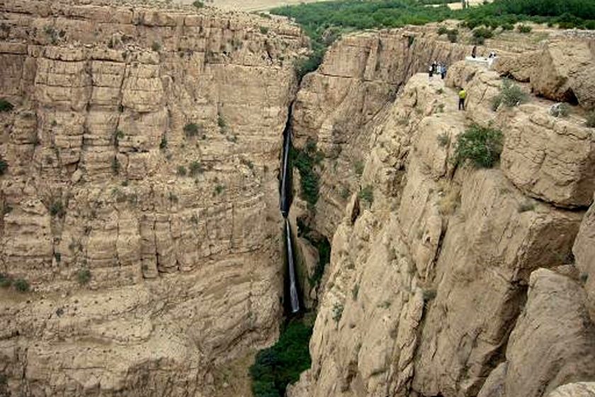 اعتراص فعالان سر پل ذهاب به مرمت نکردن مسیر آبشار پیران