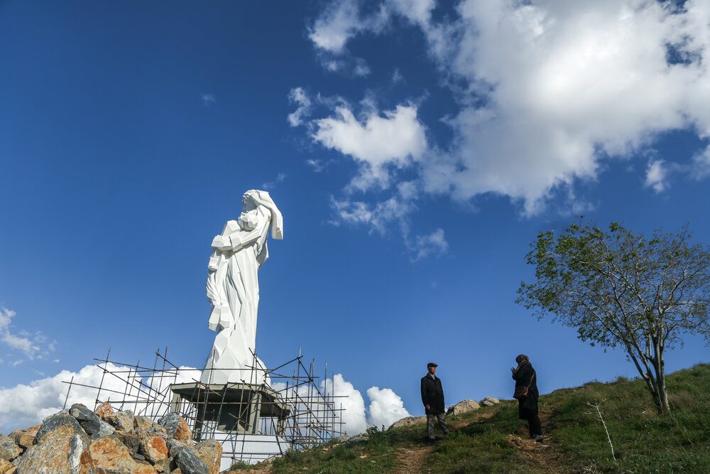 Huge sculpture set up in Sanandaj's park