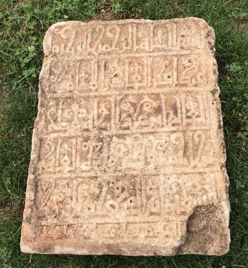 مطالعات اولیه سنگ نوشته کشف شده در تاق بستان آغاز شد / نتایج بررسی های اولیه اعلام شد
