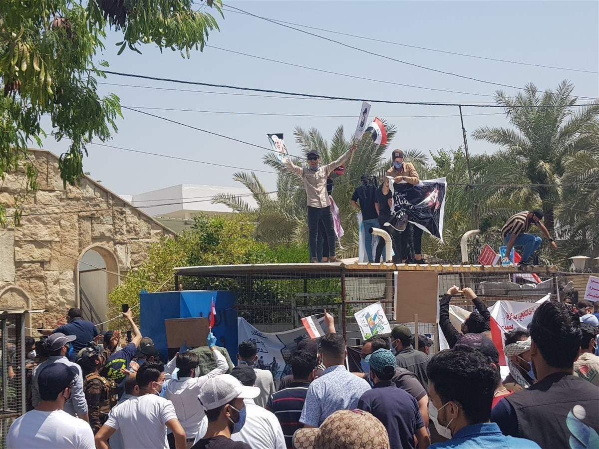 تظاهرات در مقابل دفتر شبکه MBC در بغداد