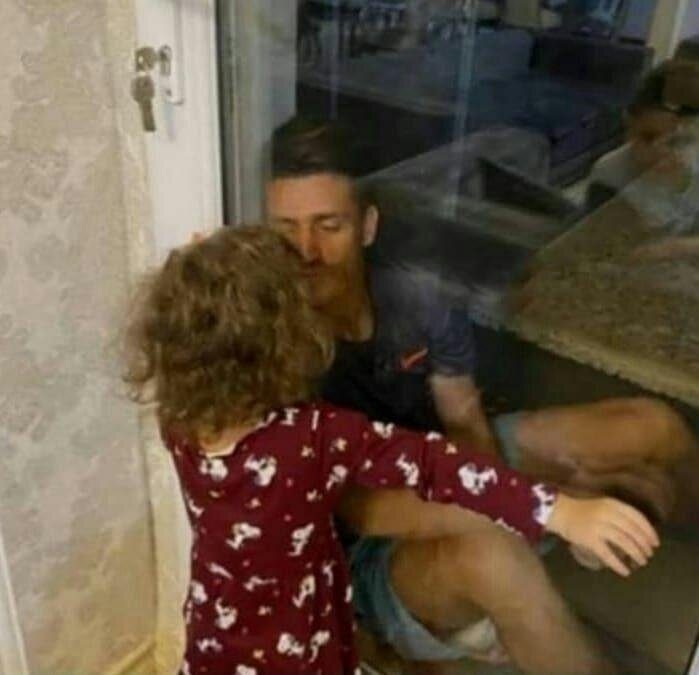چرا وریا غفوری پشت شیشه قرنطینه رفت؟/ **چیا فوادی