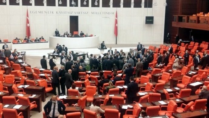 درگیری نمایندگان پارلمان ترکیه در جلسه رسیدگی به لایحه تغییر قانون کانون وکلاهای ترکیه