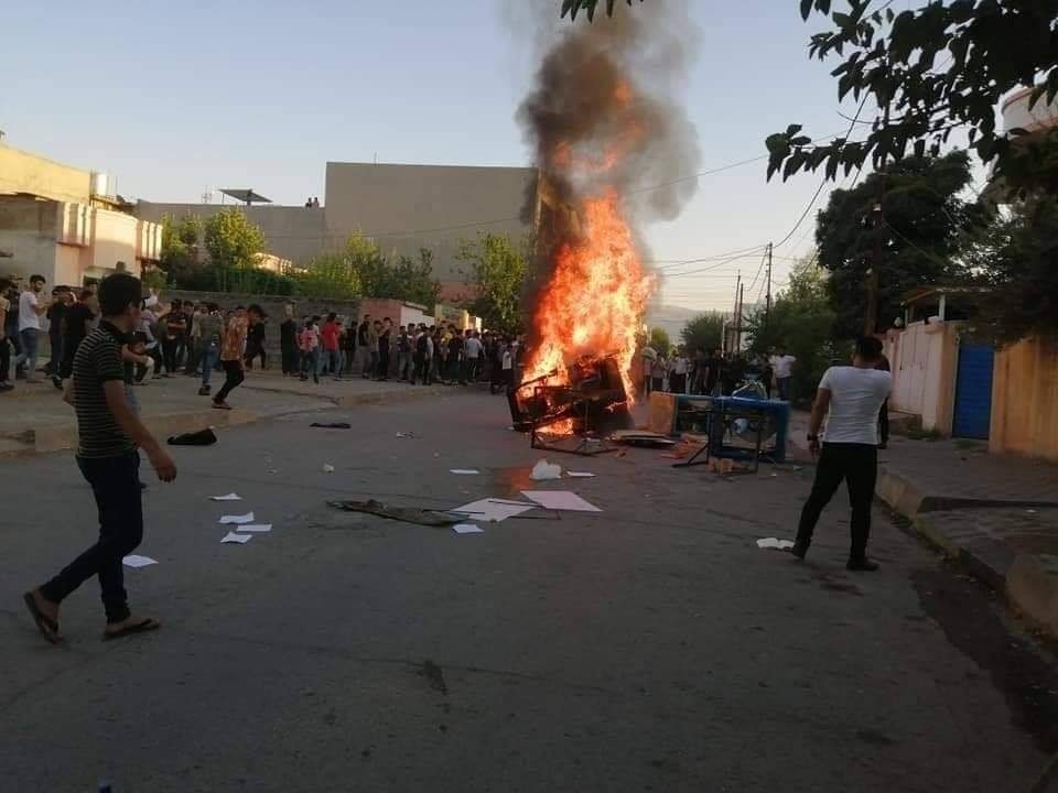تظاهرکنندگان دفتر جنبش تغییر در قلعه دیزه اقلیم کردستان را به آتش کشیدند