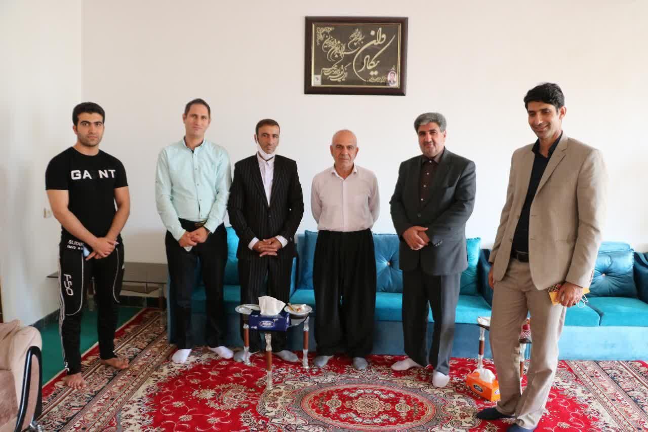 روزی همراه با امدادگران بازنشسته در روستای زنجیره‌ی ایلام / حشمت اله کرمی نژاد