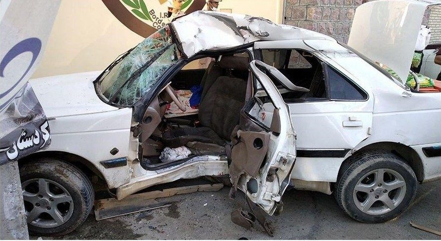 تانکر حامل مواد سوختی در سنندج دچار حریق شد/ برخورد پژو پارس با تیر چراغ برق یک مصدوم بر جای گذاشت