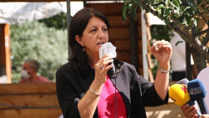 آک پارتی هر زمان در تنگنا قرار بگیرد، گاز کشف می کند