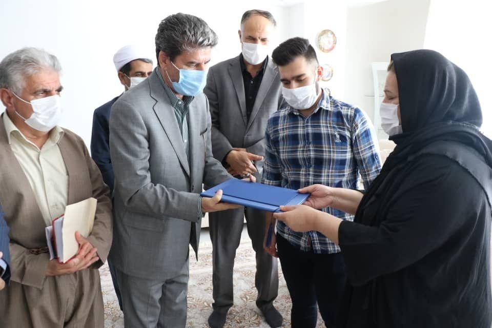 قدردانی استاندار  از خانواده اولین شهید سلامت آذربایجان غربی در بوکان