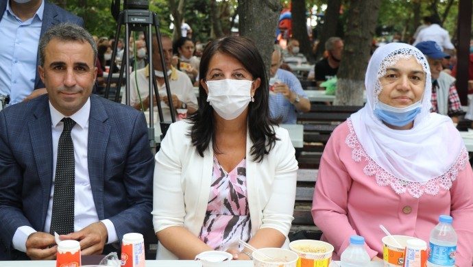 به علوی ها در این سرزمین ظلم های بزرگی شده است