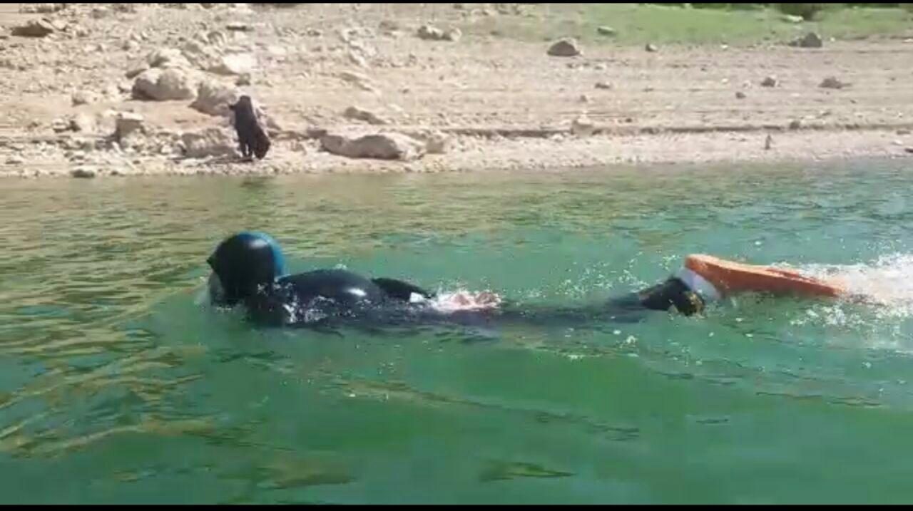 شناگر مهابادی رکورد شنا با دست و پای بسته ایران را جابجا کرد