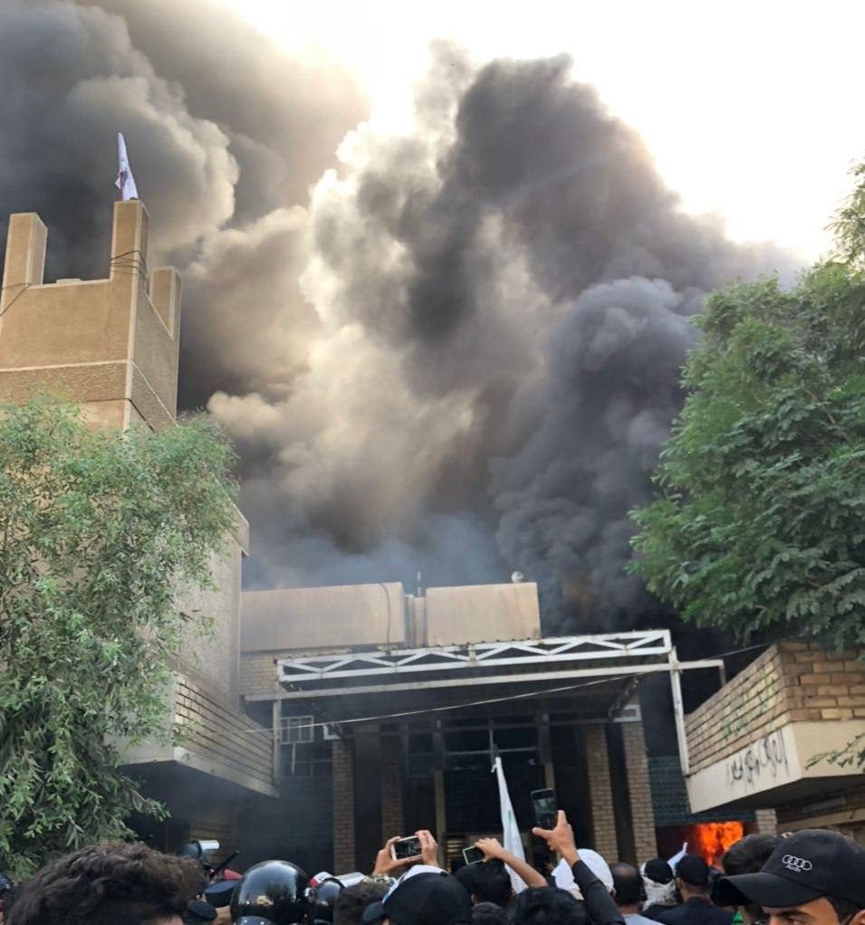 ورود هواداران حشد الشعبی به دفتر حزب دمکرات کردستان در بغداد