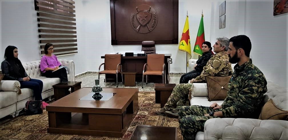 دیدار عضو پارلمان اروپا با اعضای ارتش دموکراتیک سوریه و YPJ