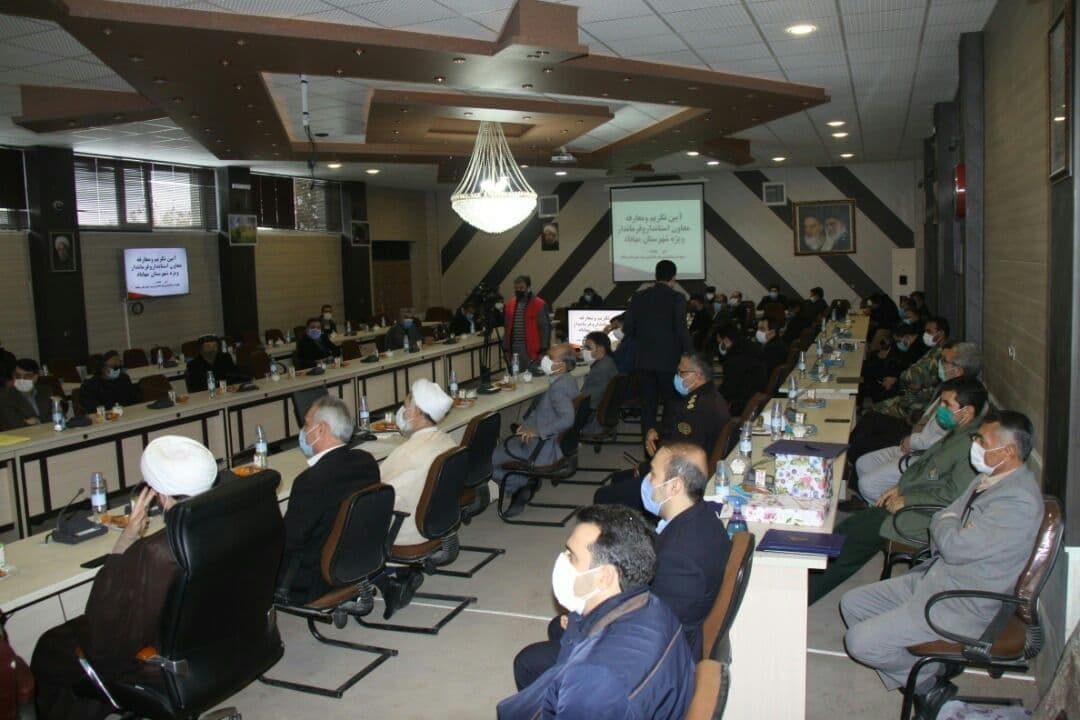 انتقاد معاون استاندار آذربایجان غربی از عدم رعایت پروتکل های کرونا در مراسم معارفه فرماندار مهاباد