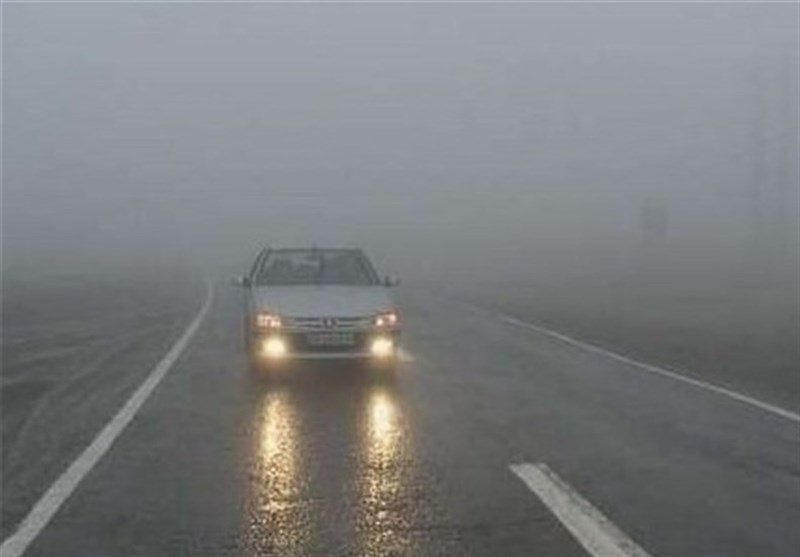 مه‌گرفتگی شدید و بارش برف در محورهای کوهستانی آذربایجان غربی