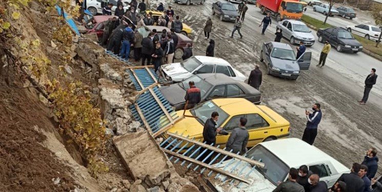 ریزش دیوار آرامستان بهشت محمدی سنندج به 12 خودرو خسارت زد