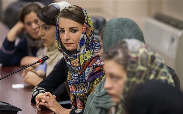 بدقولی مسئولان به کنار، نگاه تحقیر آمیز برخی از مردم به دختران شین آباد دردآور است