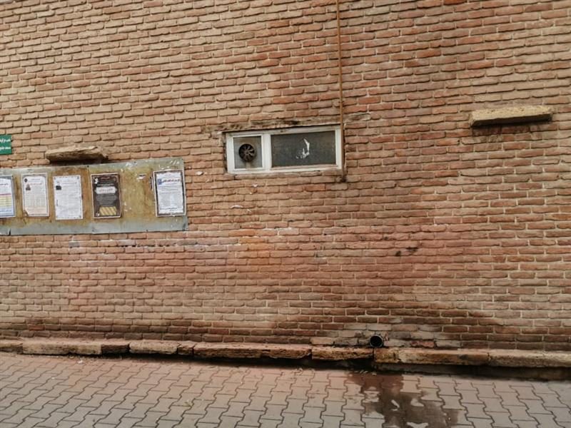 پاک‌سازی دیوار نوشته‌های مسجد جامع سرخ مهاباد