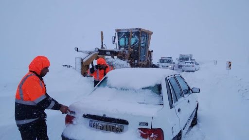 کمک رسانی به 40 دستگاه خودرو در محورهای مواصلاتی مهاباد