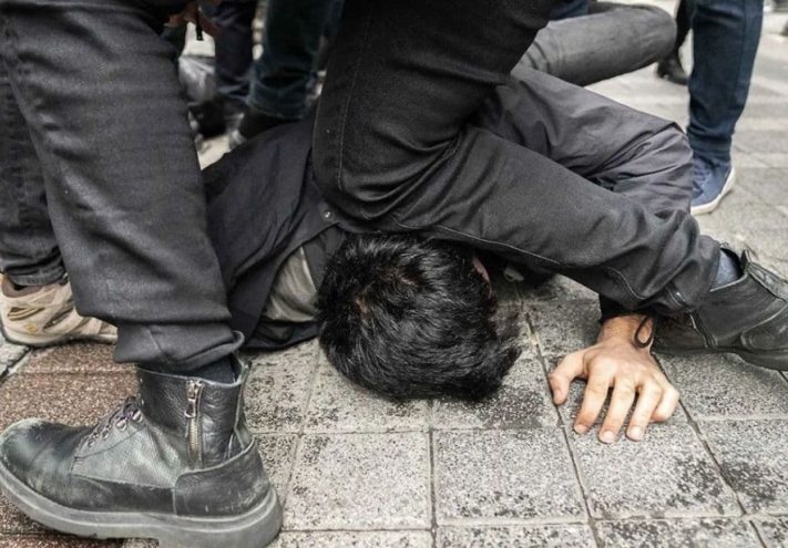 ضرب و شتم و بازداشت دانشجویان معترض در کادیکوی (قاضی کوی) استانبول