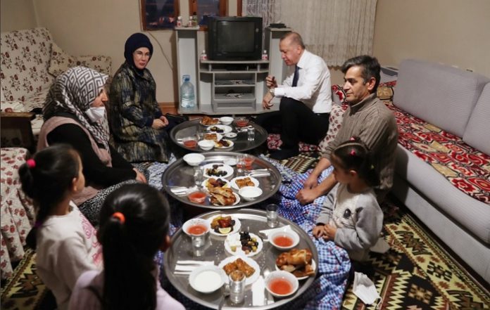 اردوغان با بنز 500 هزار یورویی به مهمانی افطار فقرا رفت