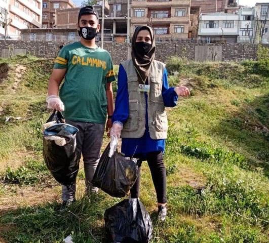 خواهر و برادر سردشتی در روز زمین، ١٠٠ کیلوگرم زباله جمع آوری کردند