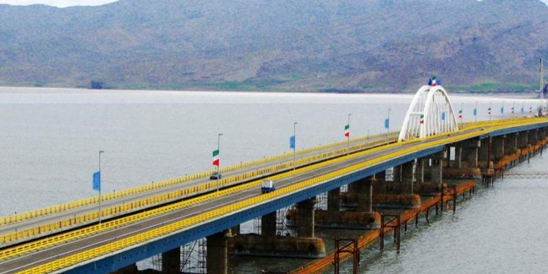 پل میانگذر دریاچه ارومیه بعد از ١٣ سال همچنان پول قورت می دهد!