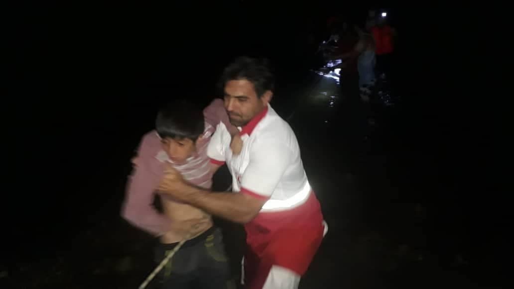 نجات دو خانواده گرفتار شده در رودخانه سیمره توسط نجاتگران هلال احمر