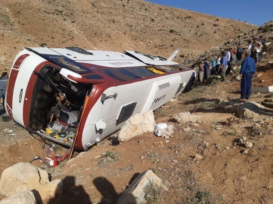 نقص فنی علت حادثه واژگونی اتوبوس خبرنگاران در نقده اعلام شد
