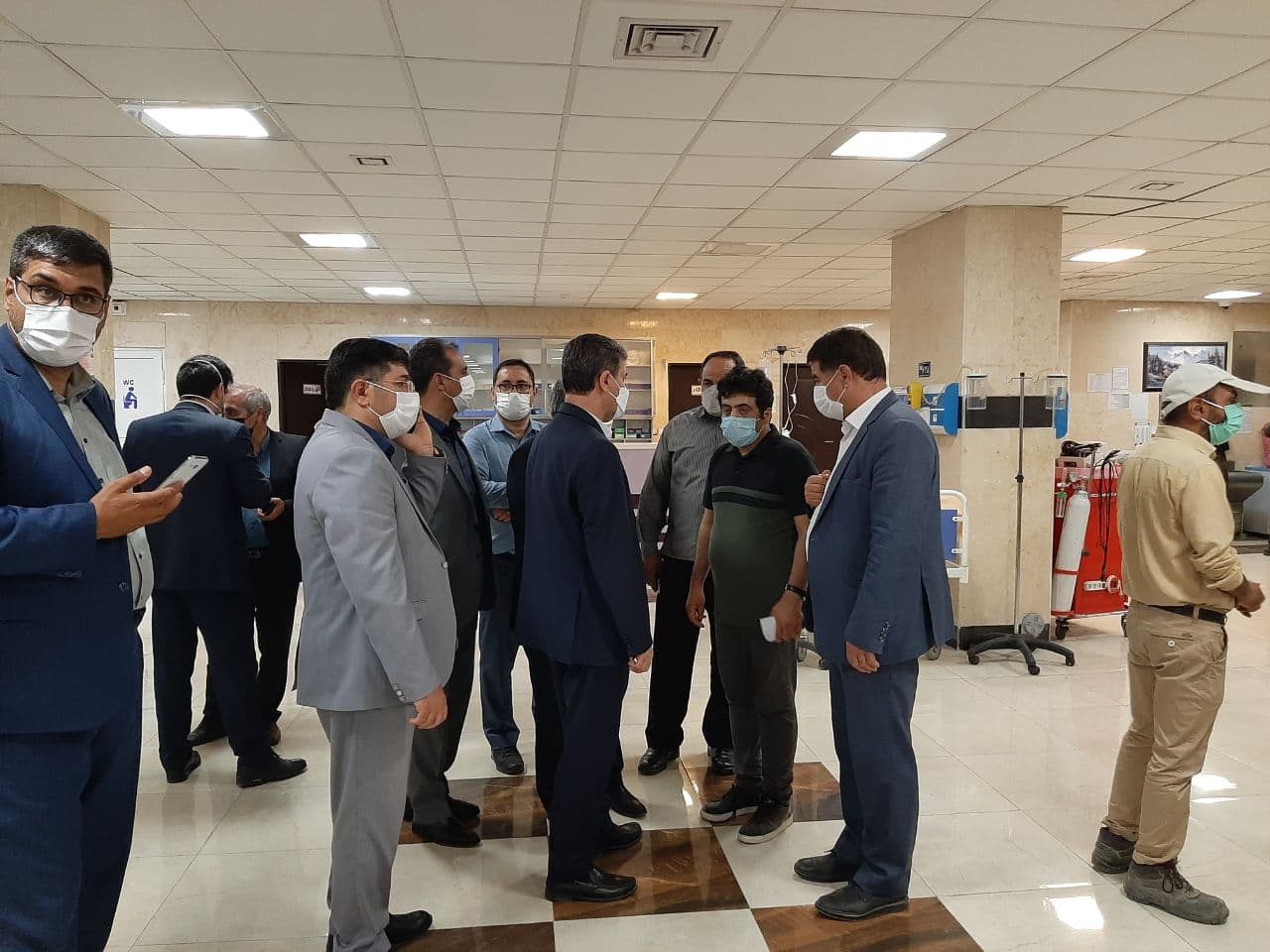 بازدید استاندار آذربایجان غربی از مصدومان حادثه واژگونی اتوبوس خبرنگاران