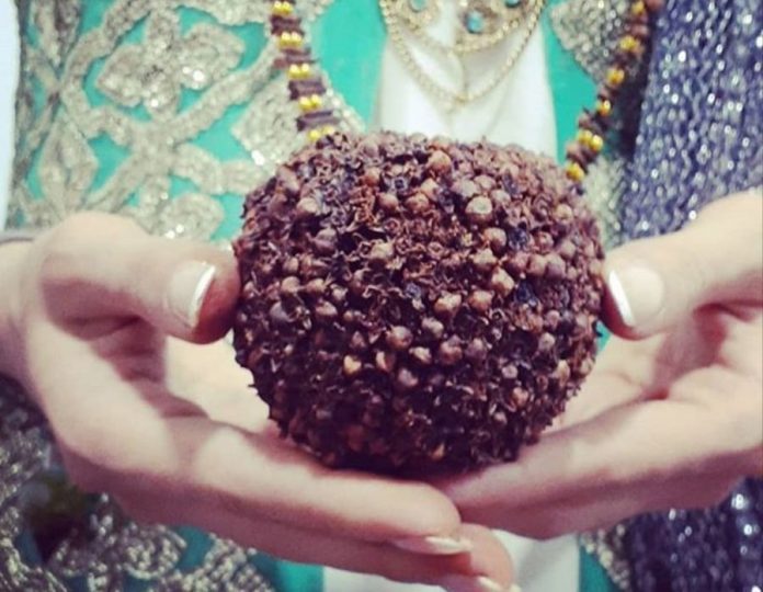 Clove-nailed apple: remembering first love in Kurdish culture