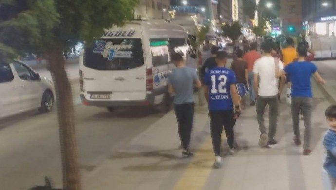تجمع جوانان اهل وان در اعتراض به حمله به دفتر HDP