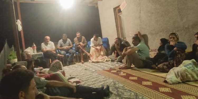 حمله ترک های نژادپرست به کارگران کُرد  در آنتالیا و انتقال کارگران به محل امن