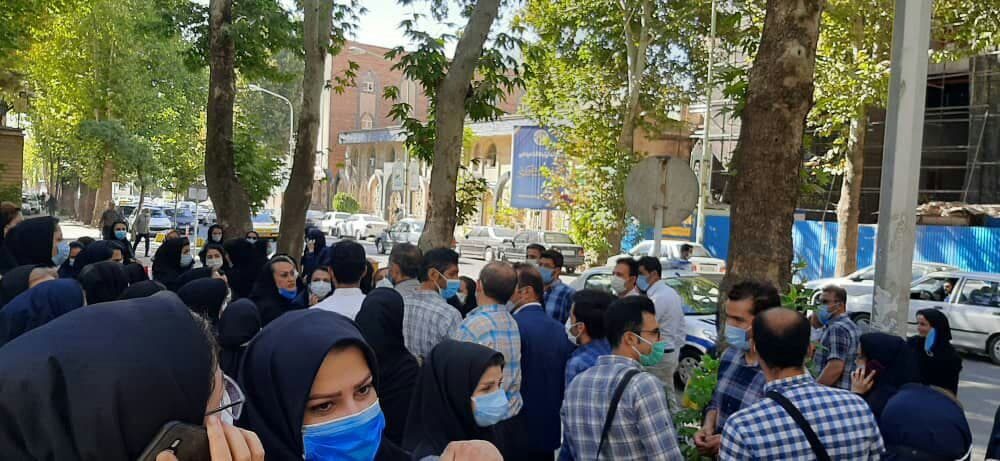 کارکنان دانشگاه علوم پزشکی کردستان مقابل استانداری تجمع اعتراضی برپا کردند