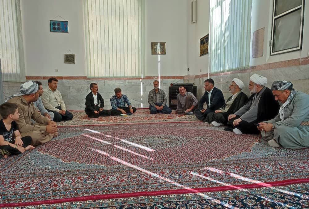 حضور نماینده ولی‌فقیه در کردستان در بین روستانشینان هشمیز/مشکلات روستا ساماندهی می شود