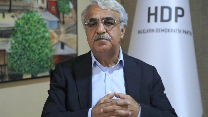 مسئله کرد چند بعدی است و بازیگران مختلفی دارد/باید به مجلس رجوع کرد