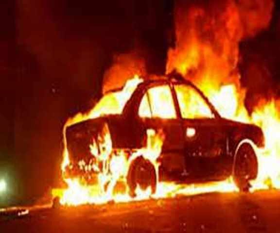 یک خودرو پس از واژگونی در جاده سد بوکان آتش گرفت