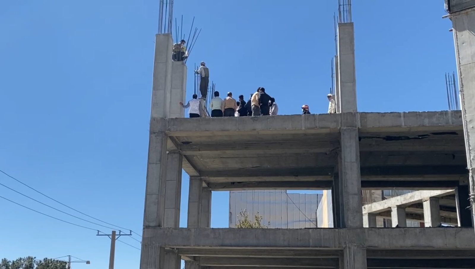 نجات دو کارگر ایلامی از خودکشی