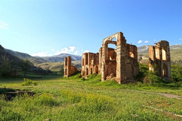 فرماندار ماکو: تکلیف مالکیت بنای تاریخی «قلعه‌جوق» باید مشخص شود