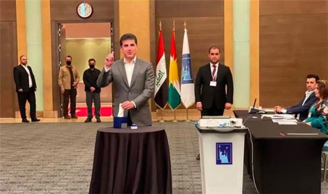 نچیروان بارزانی رای خود  در انتخابات مجلس عراق را بە صندوق انداخت