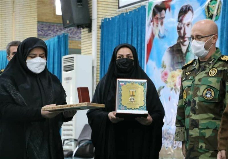 نشان فداکاری به خانواده خلبان شهید «خالد حیدری» اعطا شد