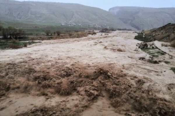 محورهای مواصلاتی مهاباد پس از سیلاب بازگشایی شدند