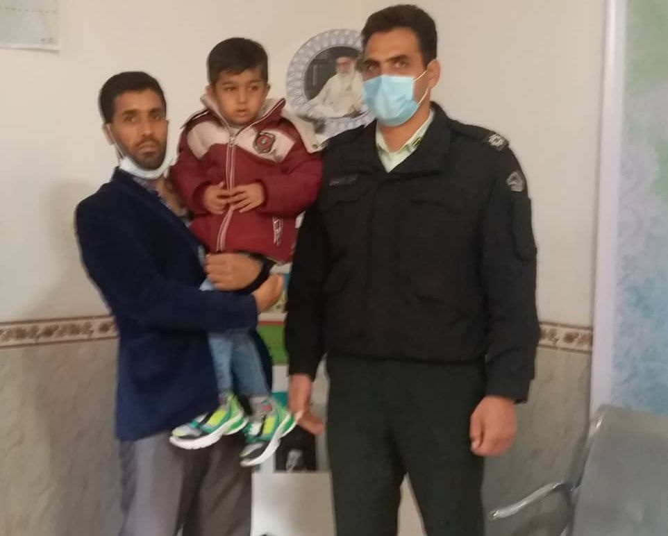‍ کودک کر و لال با تلاش پلیس به آغوش خانواده بازگشت