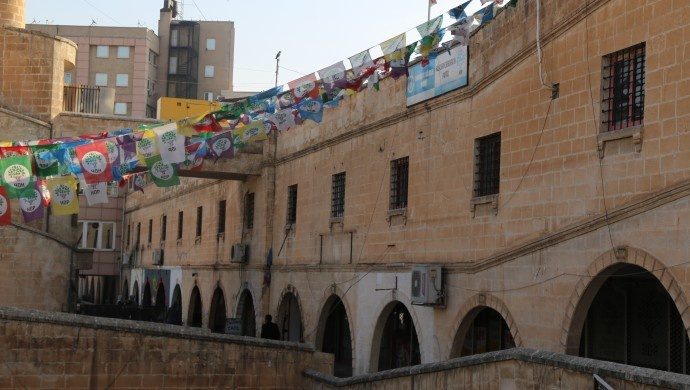 حمله نژادپرستانه به ساختمان HDP در اورفا
