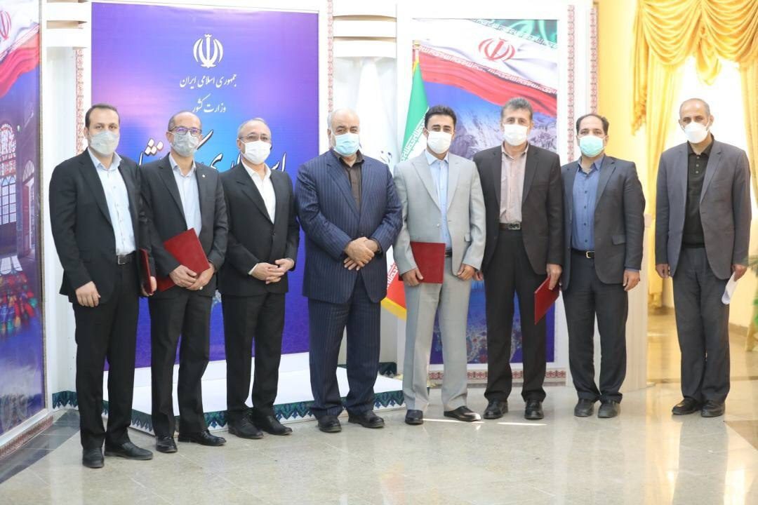 امضاء حکم انتصاب شهرداران پاوه، جوانرود و نوسود از سوی استاندار
