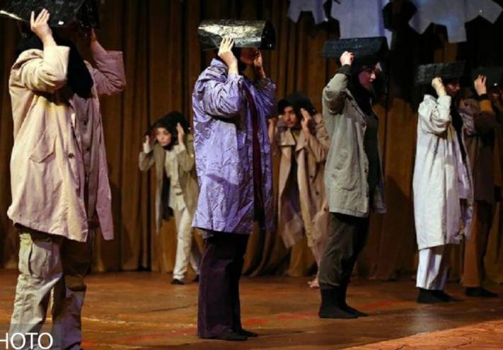 اجرای نمایش «دسته کرگدن ها» در سنندج/ نمایش «دسته کرگدن‌ها» به نویسندگی و کارگردانی افشین خدری در تالار فروردین مجتمع فجر سنندج روی صحنه رفته و اجرای ان تا شانزدهم آذر ماه ادامه دارد.