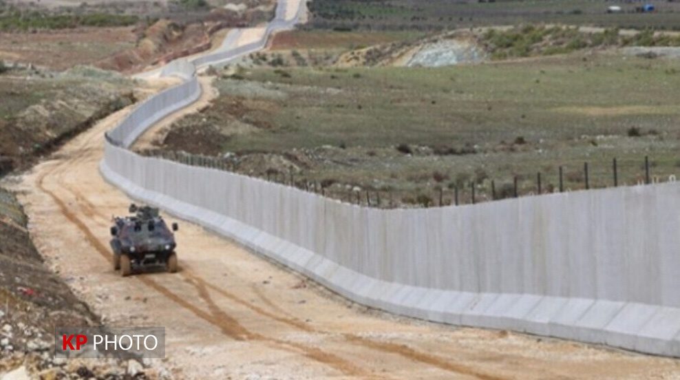 لە سەرەتای قەیرانی سووریاوە لانیکەم 497 هاووڵاتی مەدەنیی سووریا بەدەستی هێزەکانی تورکیا کوژراون