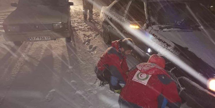 رها سازی ۲۰ خودرو گرفتار در برف و کولاک آذربایجان غربی