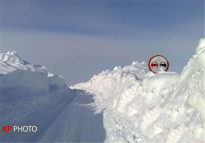 ارتفاع برف در گردنه «زمزیران» مهاباد به یک متر رسید