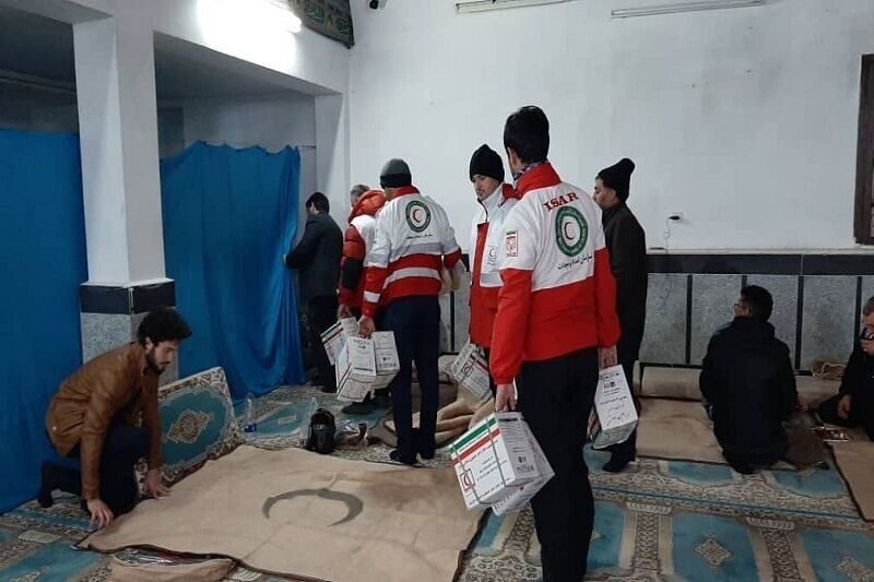 اسکان هزار و ۲۰۰  مسافر گرفتار در جاده های برفی کردستان توسط هلال احمر