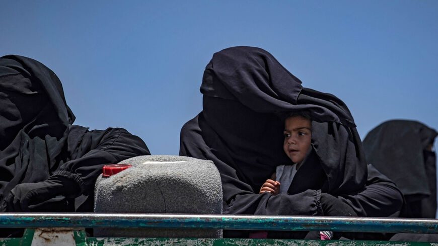 SDF hands over 50 Iraqi IS suspects as prison concerns mount / Shelly Kittleson