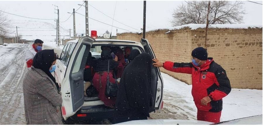 نجات زن باردار ایوانی گرفتار در برف توسط هلال احمر